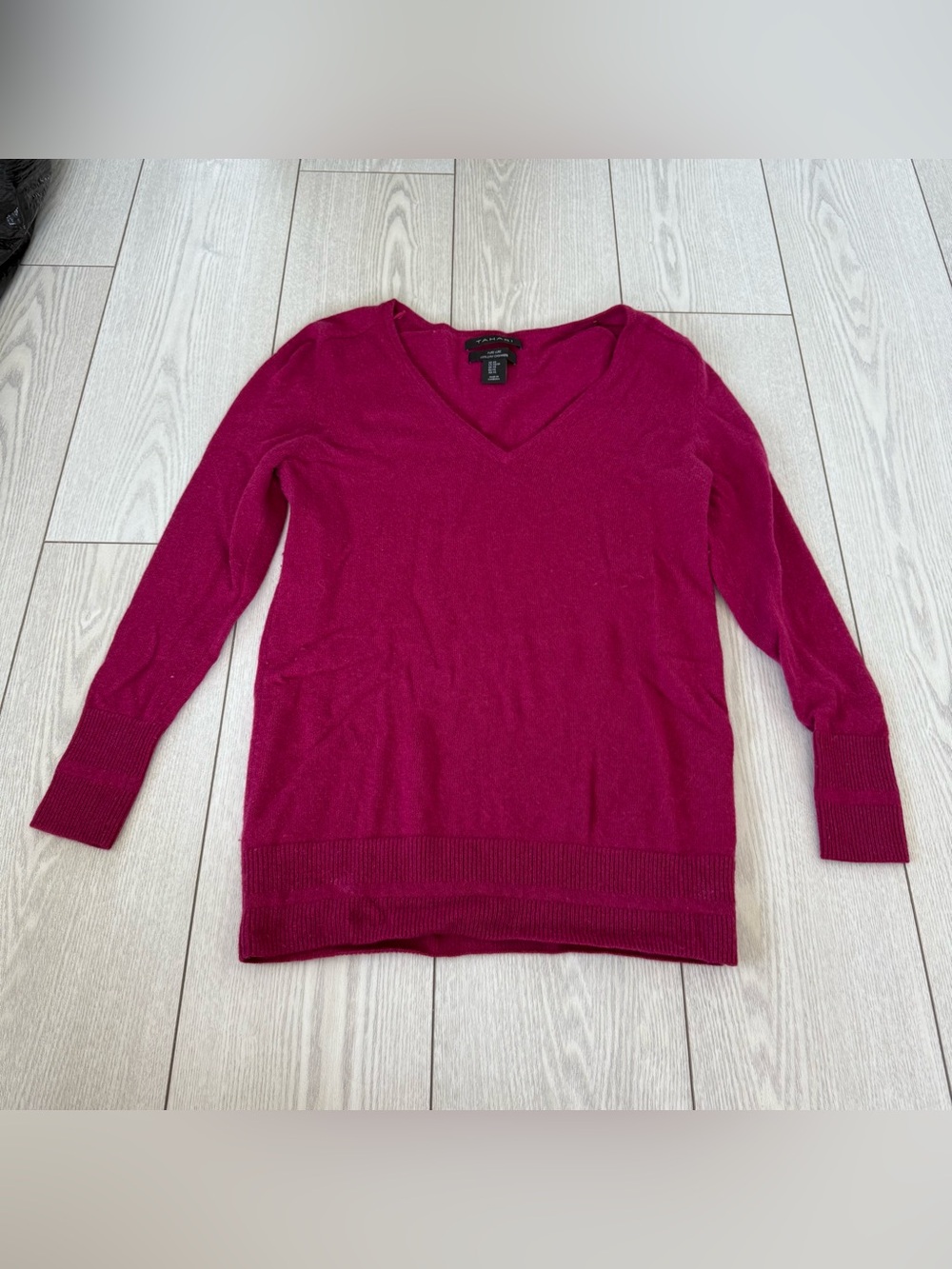Tahari XS pure luxe 100% 2ply Cashmere sweater fuchsia pink v-neck long sleeve